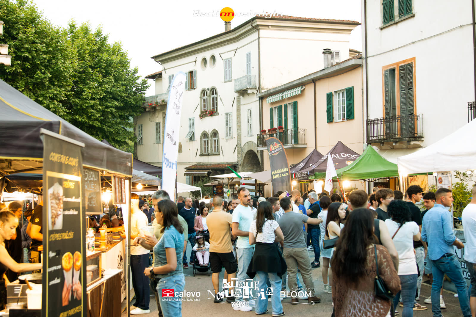 Una piazza del territorio, di giorno