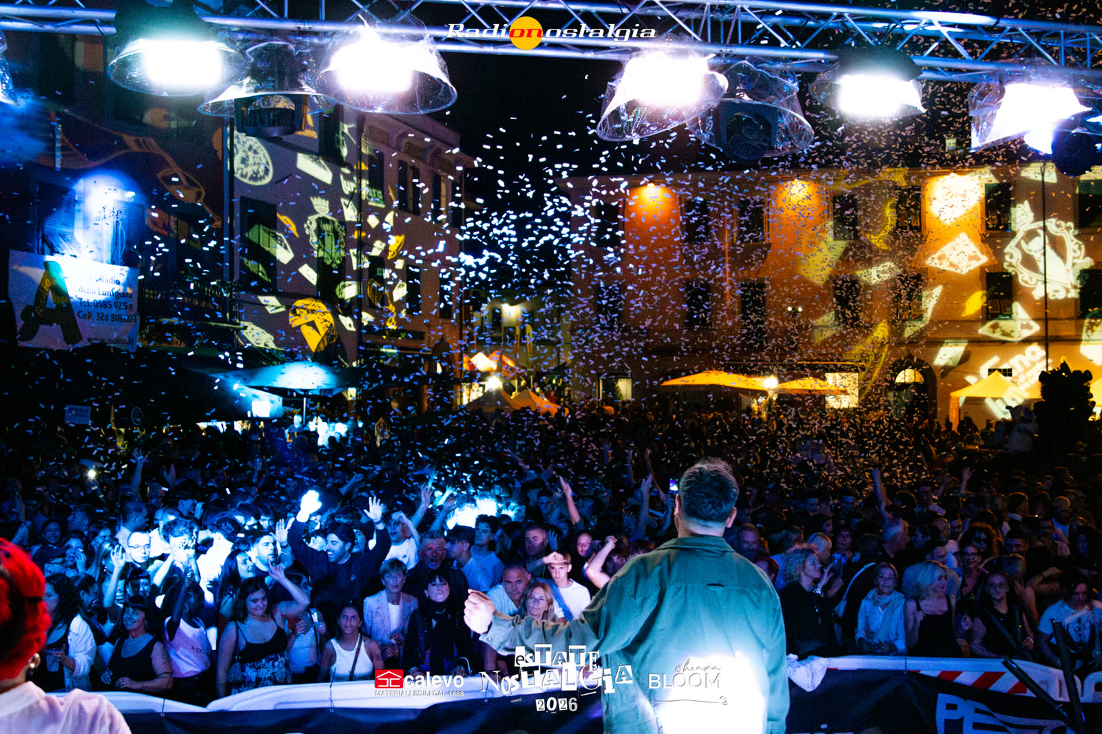 La piazza di notte, coriandoli e luci dal palco