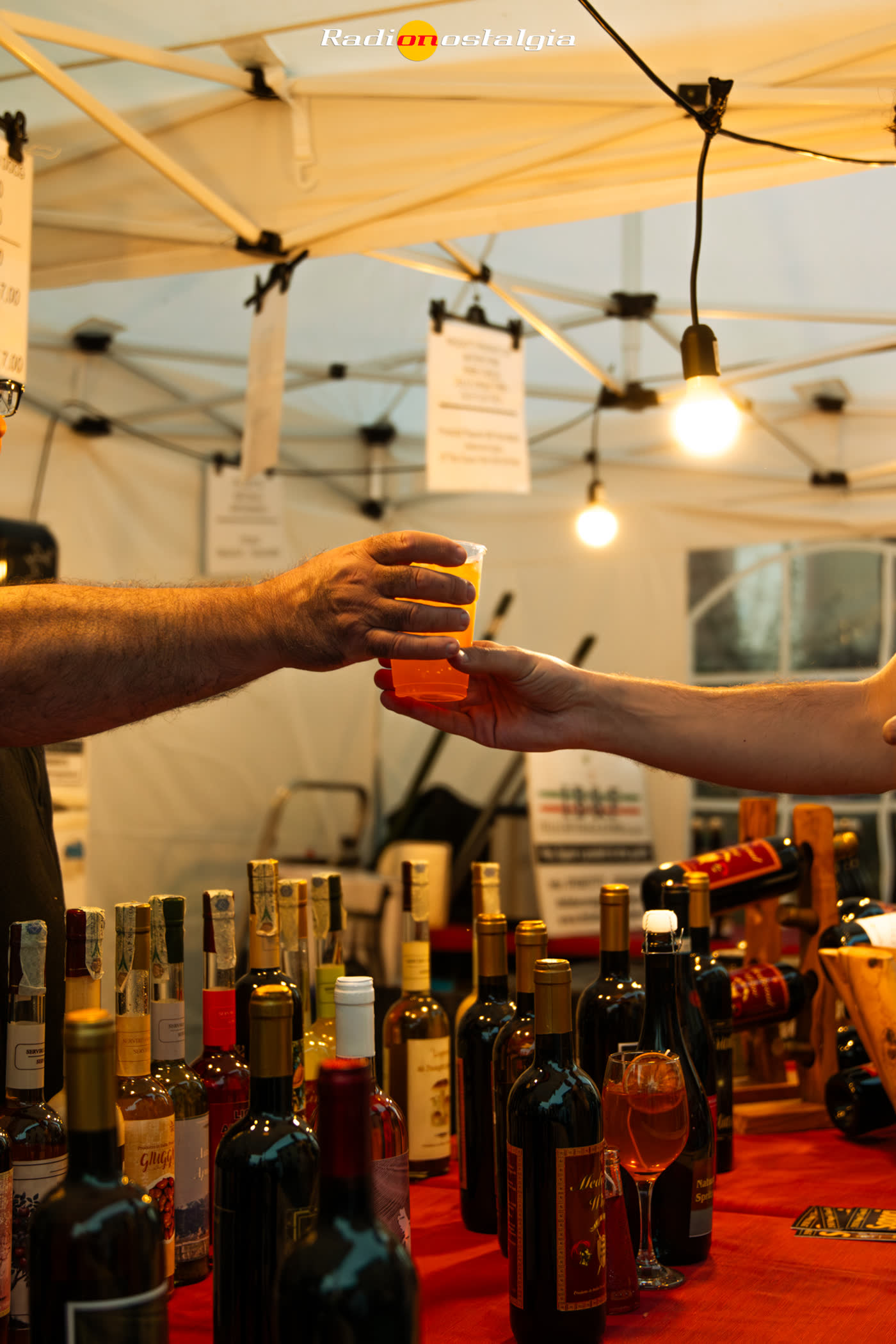 Il bar della serata, un bicchiere che passa di mano