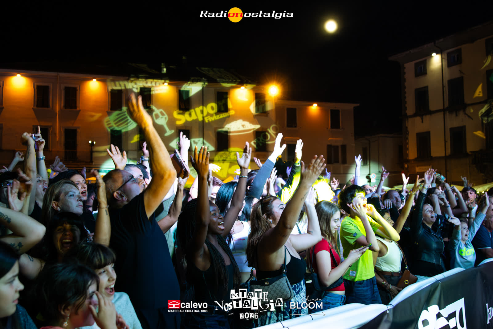 La piazza vista dal palco, di sera