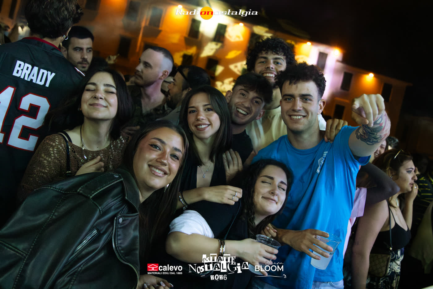 Una ragazza fra il pubblico, sotto il palco
