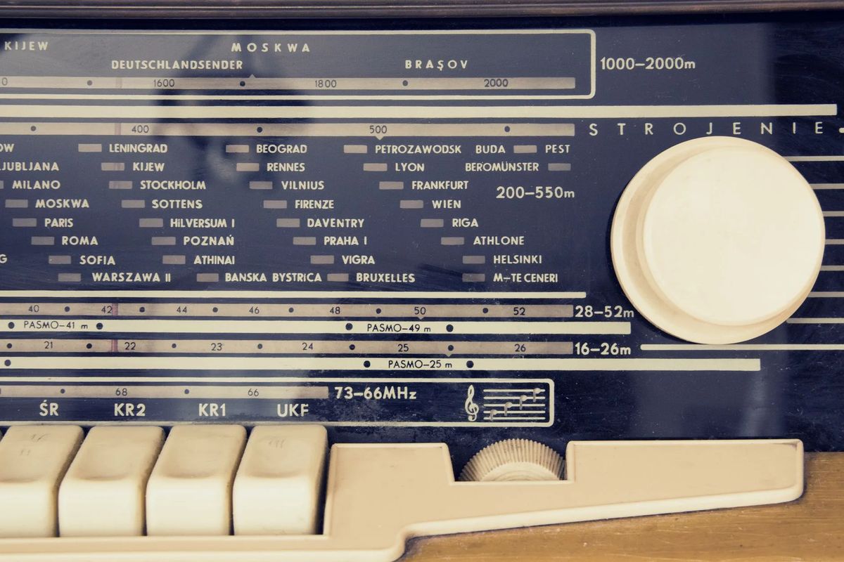 Il quadrante illuminato di una radio d'epoca