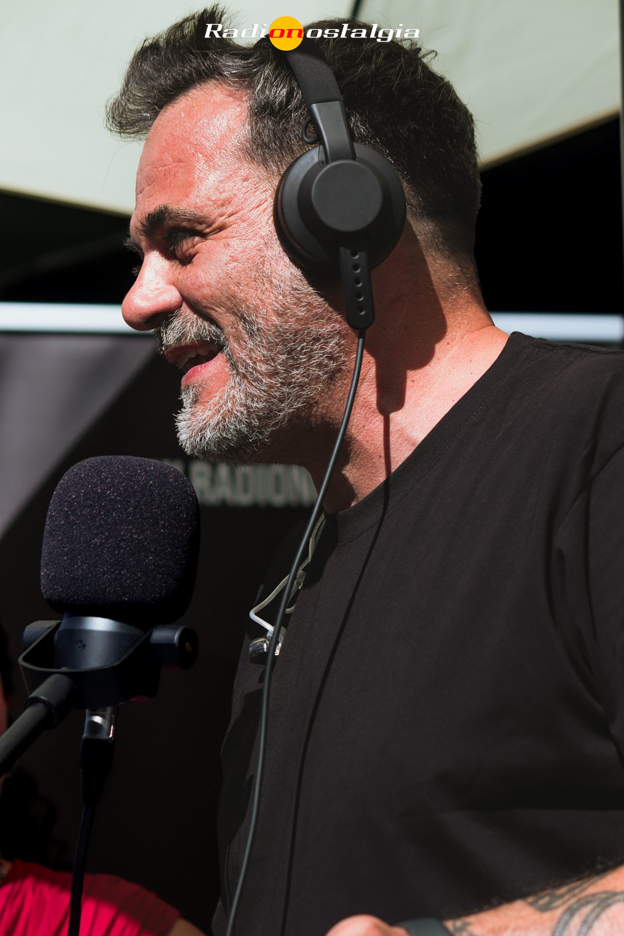 Uno speaker al microfono, in cuffia